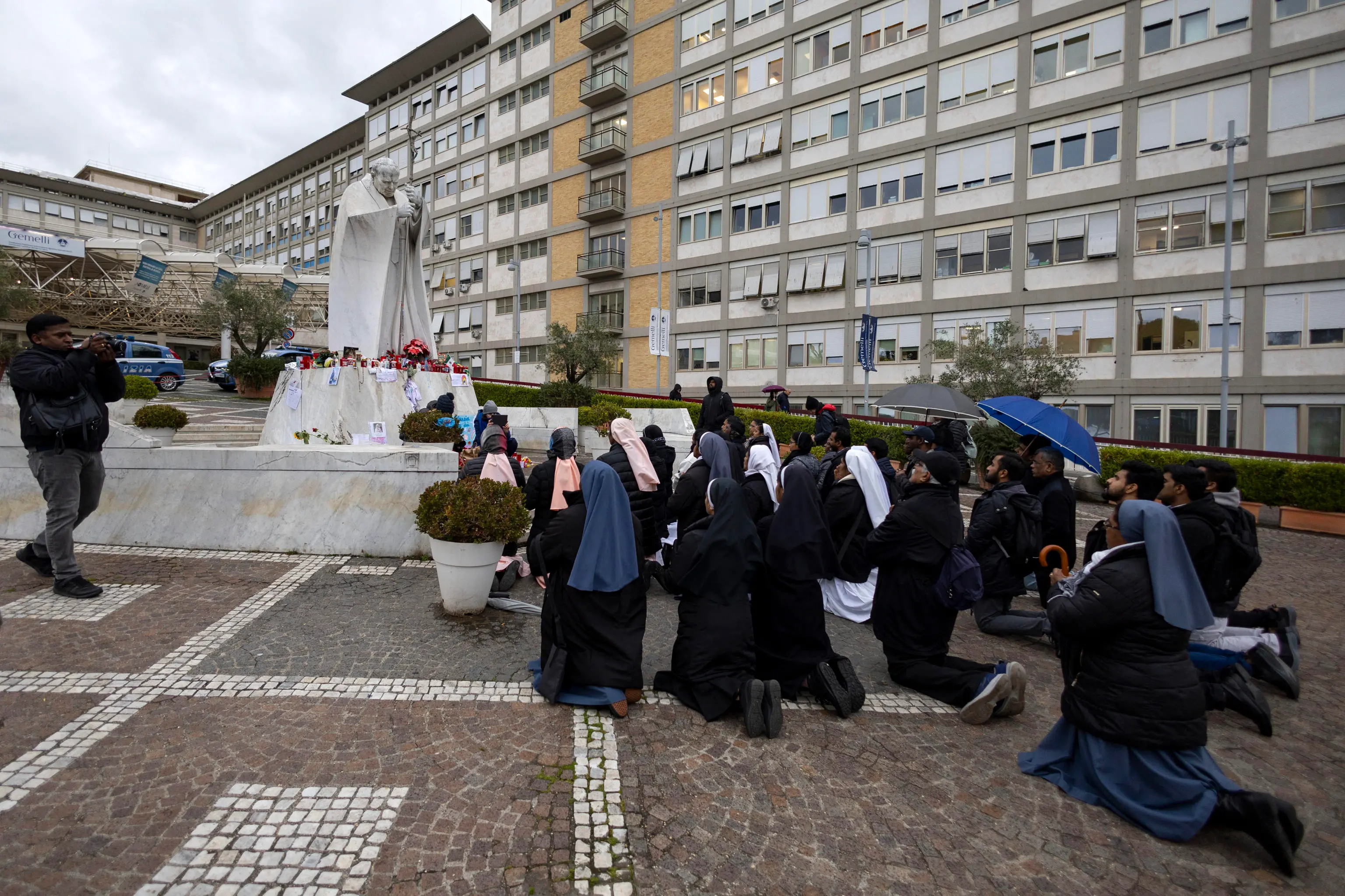 Come sta il Papa oggi: l’“arrivederci” dal Gemelli. “Grazie a tutti, sento vicinanza e affetto”. Il bollettino: “Condizioni stabili”