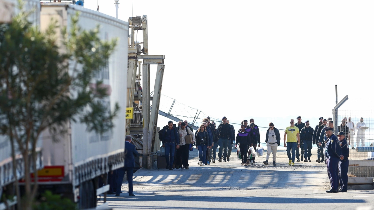 Lo sbarco di un gruppo di migranti