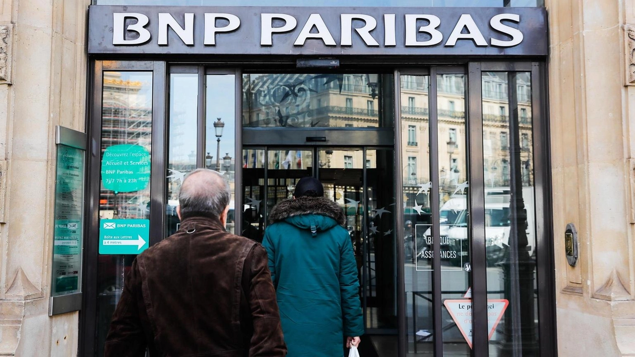 Il gruppo bancario francese Bnp Paribas mette a segno nel terzo trimestre un utile netto di 2,868 miliardi di euro,...