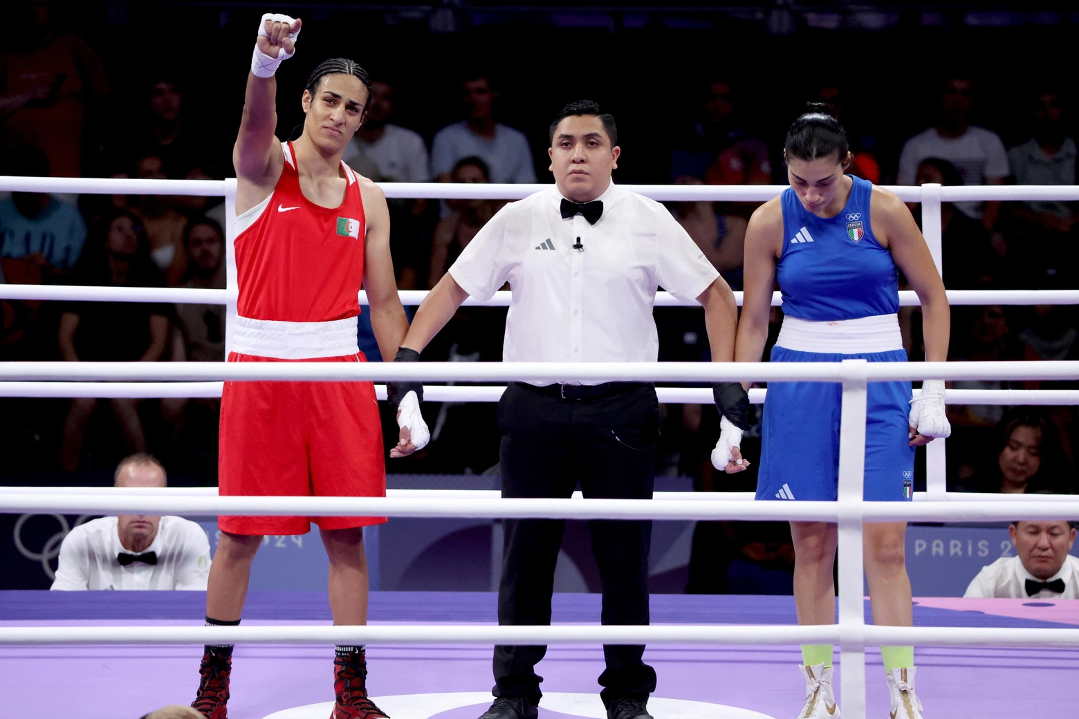 Il momento in cui l'arbitro assegna la vittoria a Imane Khelif contro Angela Carini