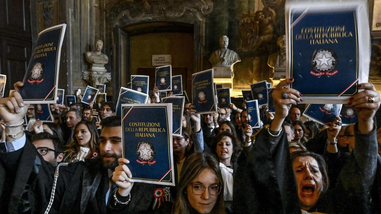 Antonio Tajani accusa alcuni magistrati di creare uno scontro politico, danneggiando le istituzioni e ignorando la Costituzione.