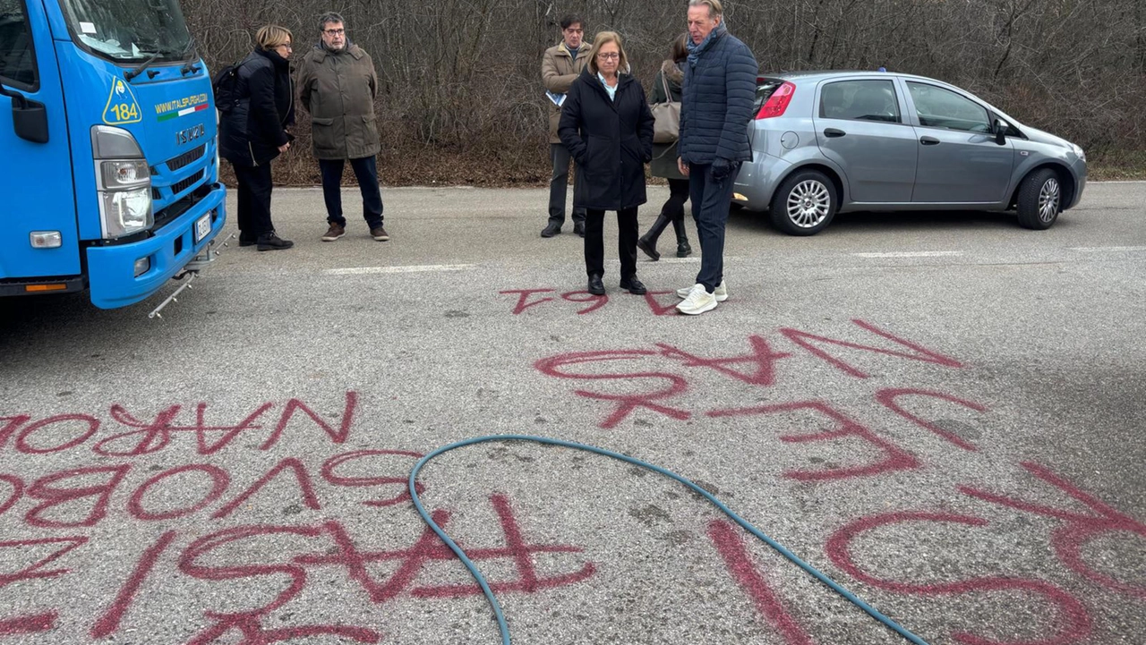 Scritte oggensive con venice rossa davanti al monumento alla foiba di Basovizza (Ansa)