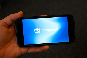 DeepSeek sparisce da app store di Apple e Google in Italia. Timori per la sicurezza degli Usa