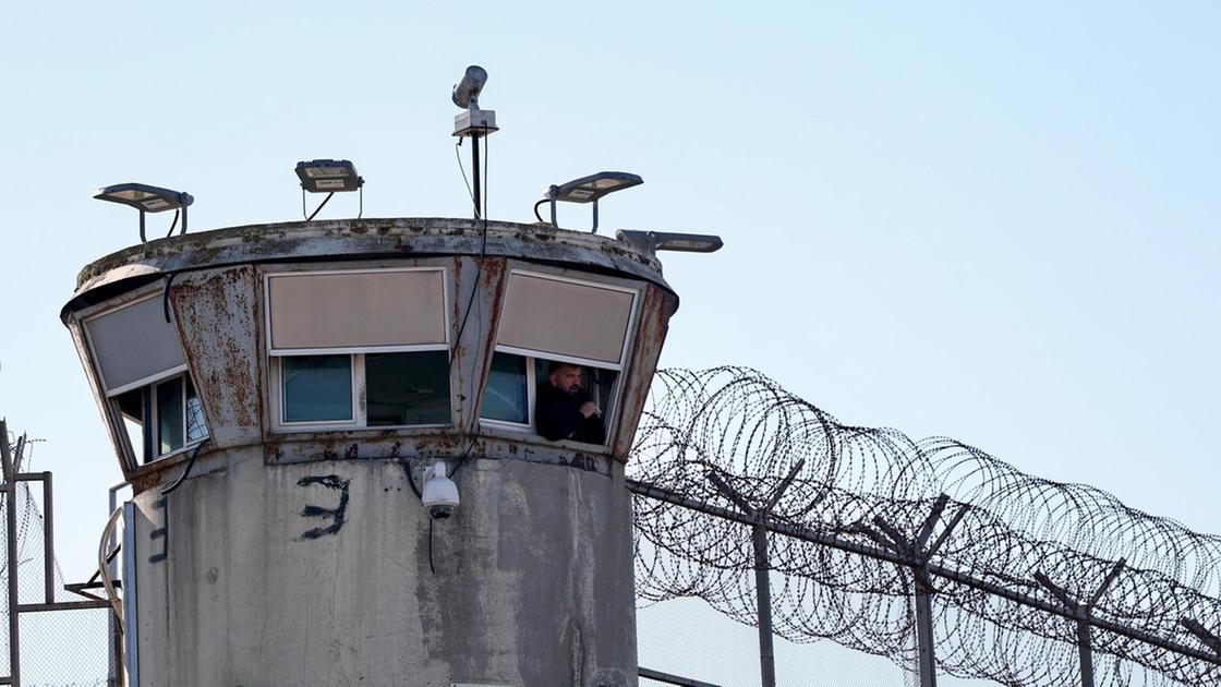 Convoglio detenuti palestinesi lascia carcere israeliano