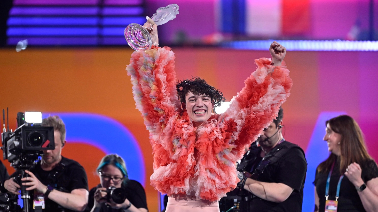 Lo svizzero Nemo con il trofeo dell'Eurovision 2024