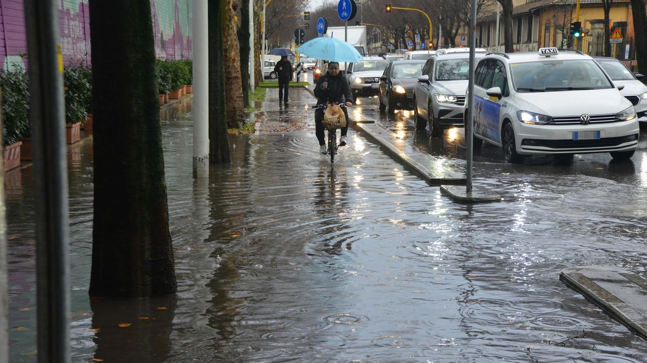 La Protezione civile regionale emette allerta rossa per rischio idraulico. Massima prudenza e limitare gli spostamenti.