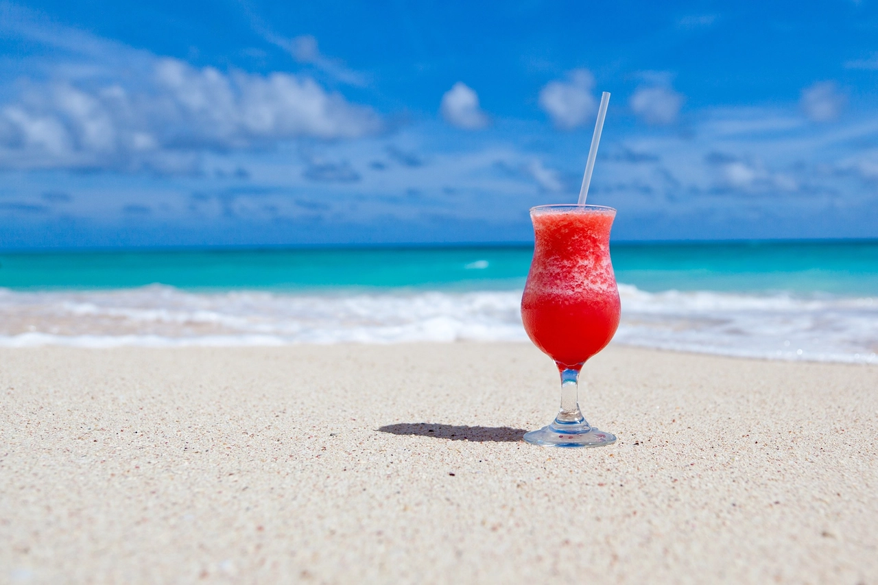 Non solo i luoghi più amati dai turisti ma anche quelli dove avere un lettino con ombrellone e bere uno spritz non è proibitivo