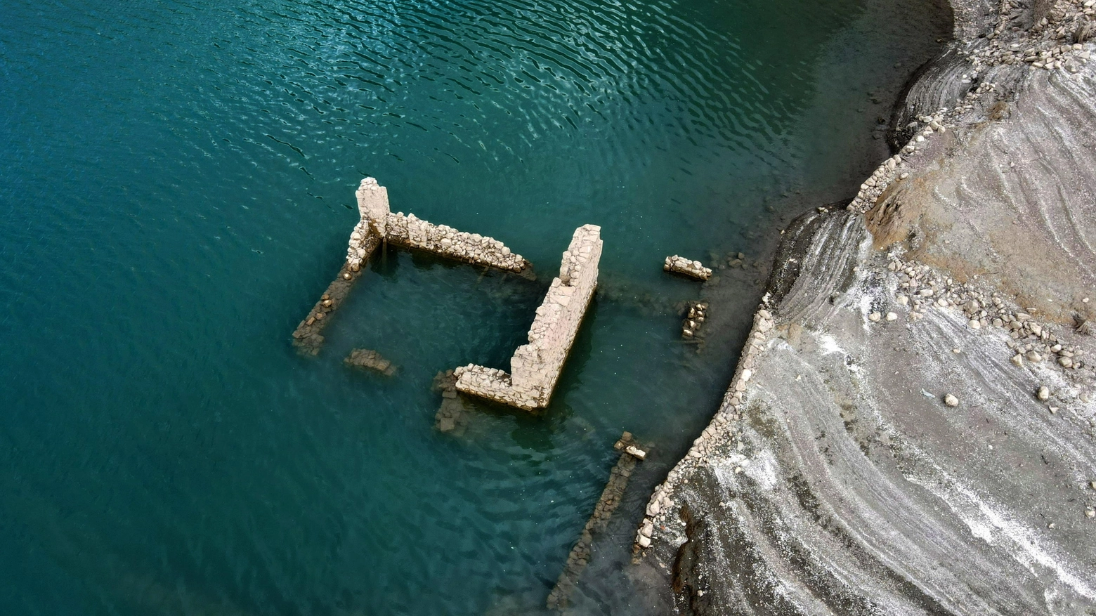 Il livello del lago artificiale scende e riemergono le case