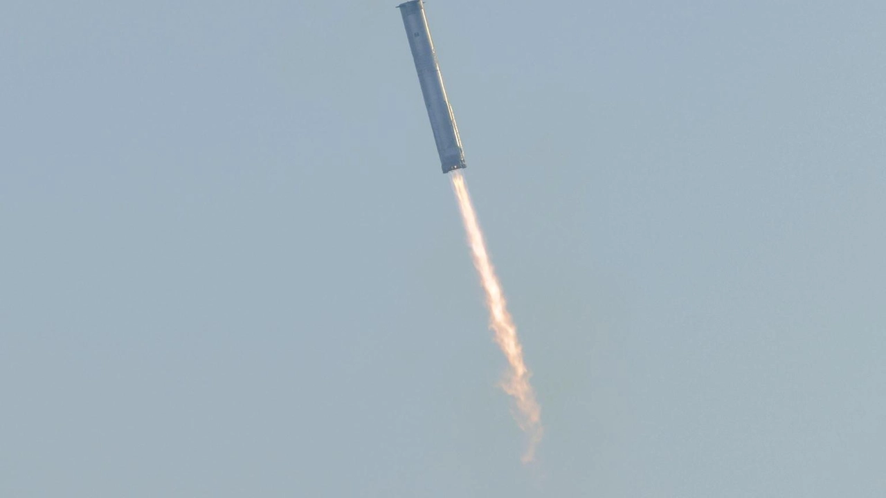 Il razzo Super Heavy della Starship di SpaceX rientra con successo, ma la capsula si perde. Ottavo test parziale.