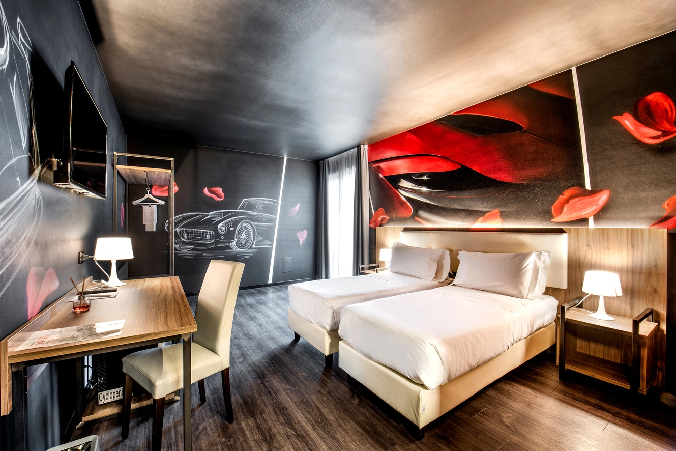 Un omaggio al mito della Ferrari in questa stanza del Muraless Art Hotel