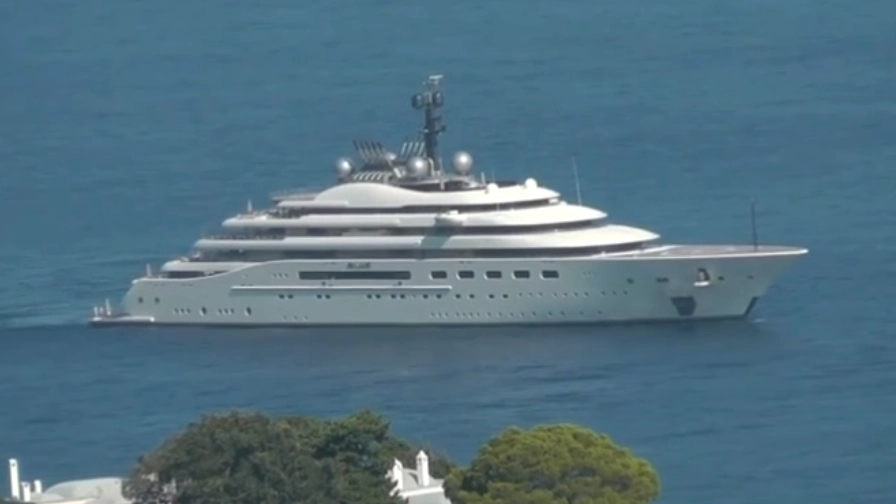 Lo yacht 'Blue', appartenente allo sceicco di Abu Dhabi (screenshot del video di Askanews)