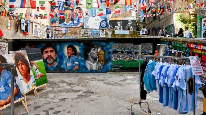 Gadget e magliette vendute a Largo Maradona a Napoli