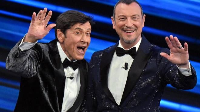 Gianni Morandi e Amadeus sul palco dell'Ariston