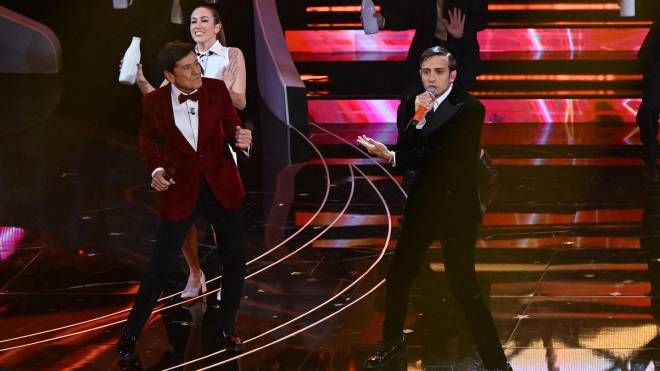 Sangiovanni sul palco con Gianni Morandi