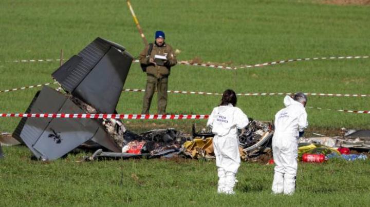 Uno dei due aerei militari precipitati in un campo a Guidonia