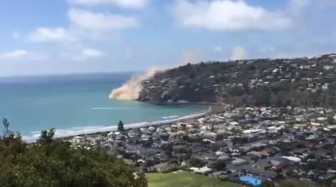 Christchurch, terremoto fa crollare le scogliere (da youtube)